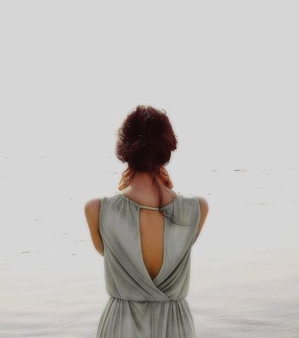 Reiki & Energiearbeit in Berlin | Soul Reading Institut 13 Frau steht am Meer